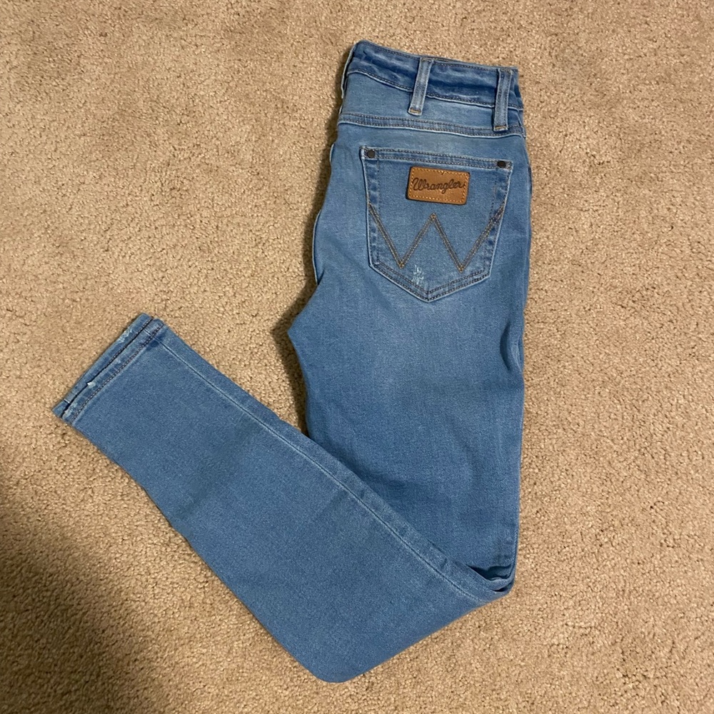 Like New! Wrangler modern high rise skinny